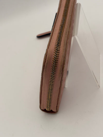 Gucci pink wallet