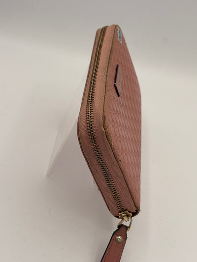 Gucci pink wallet