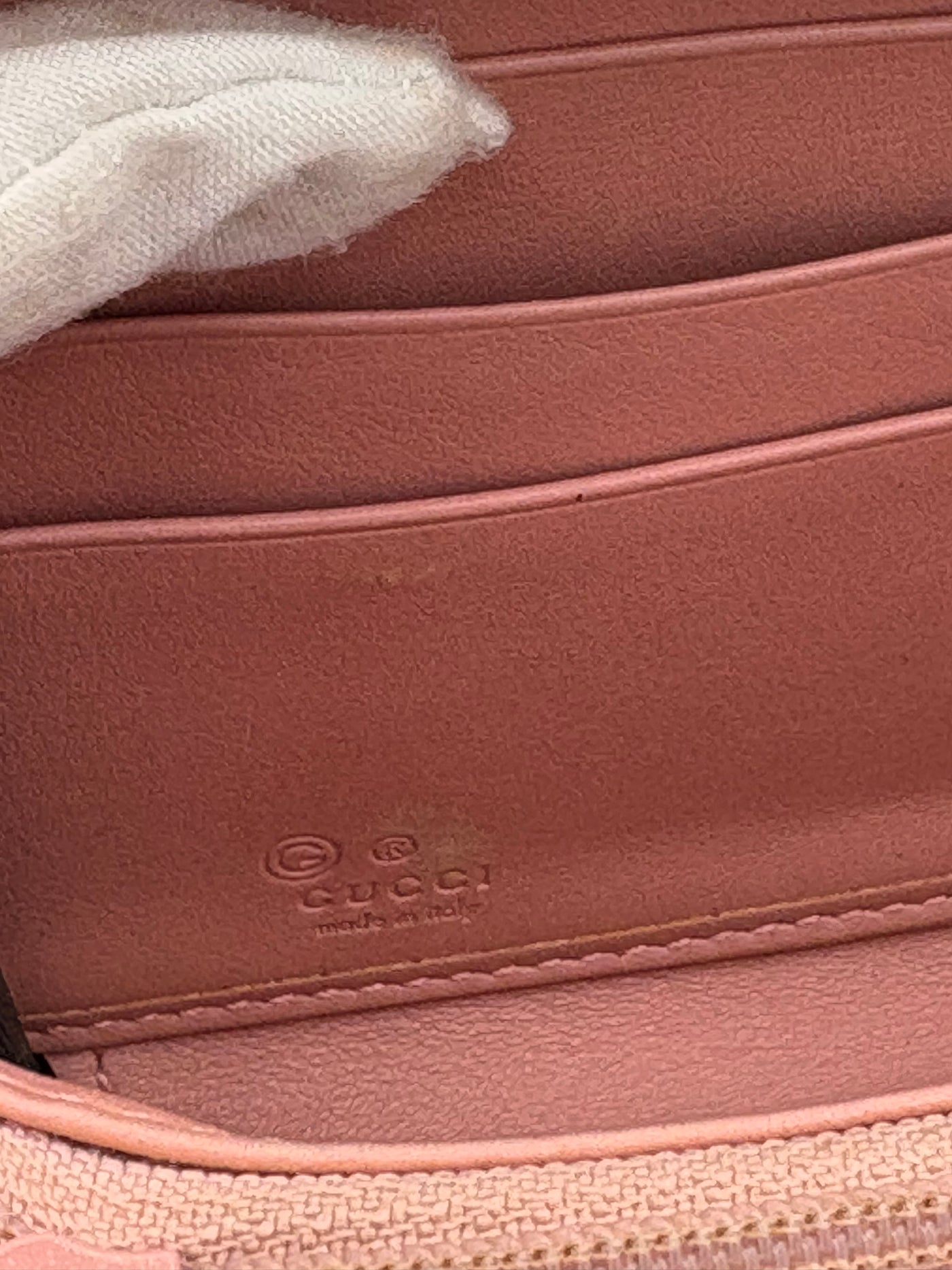Gucci pink wallet